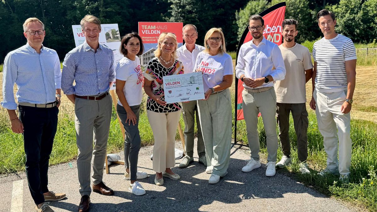 Teamhaus Velden: Josef Wölfler, Maria-Luise Mathiaschitz und weitere Personen mit Urkunde in Velden