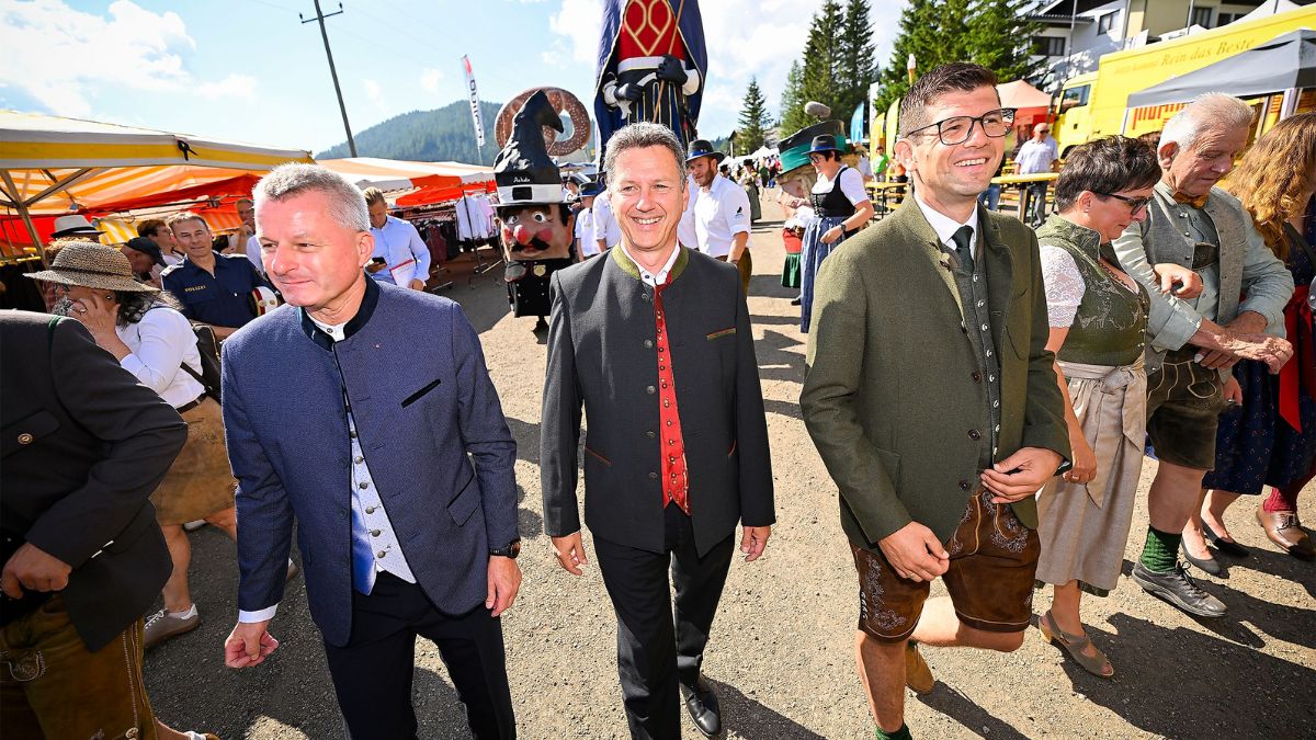 Bürgermeister Michael Schickhofer und Gäste in Tracht bei einem Fest in Kärnten