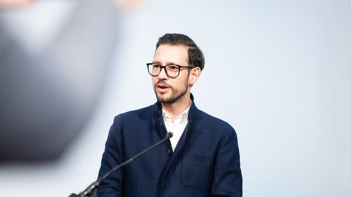 Gerhard Karner spricht in Wien mit Brille und dunkelblauem Sakko vor Mikrofon
