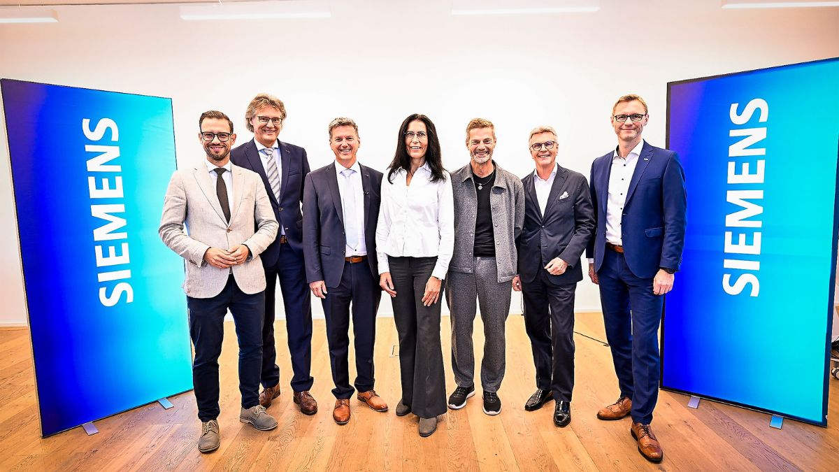 Siemens-Vorstand mit Wolfgang Hesoun, Franz-Reinhard Humer, Judith Engel, Roland Busch und weiteren Personen vor Siemens-Logos.